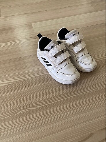 26 Beden beyaz Renk Adidas ayakkabı