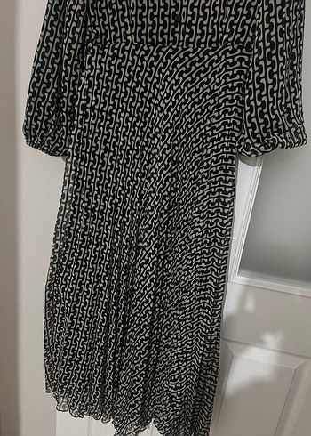 Desenli Siyah Piliseli Kadın Uzun Elbise - Görsel 3