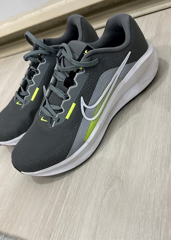 Nike Gri Spor Kosu Ayakkabisi