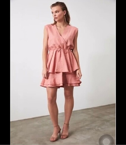 Pembe elbise