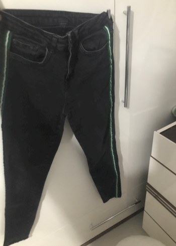 Siyah Çizgili, Kemerli Kadın Kot Pantolon