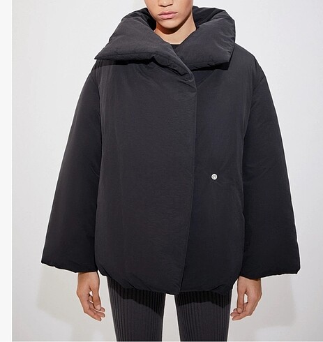 mango oversize siyah şişme mont