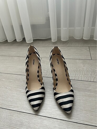 Koton Zebra desenli stiletto lacivert-beyaz