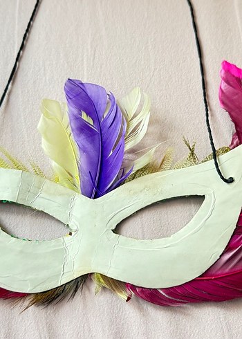 Renkli Tüy Detaylı Kadın Maskesi - Görsel 4