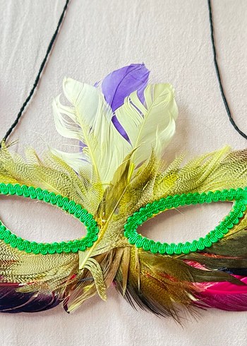 Renkli Tüy Detaylı Kadın Maskesi - Görsel 2