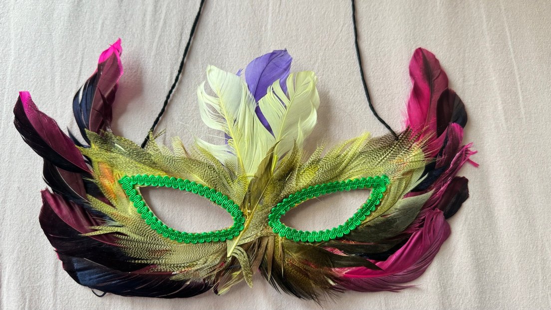 Renkli Tüy Detaylı Kadın Maskesi - Görsel 3