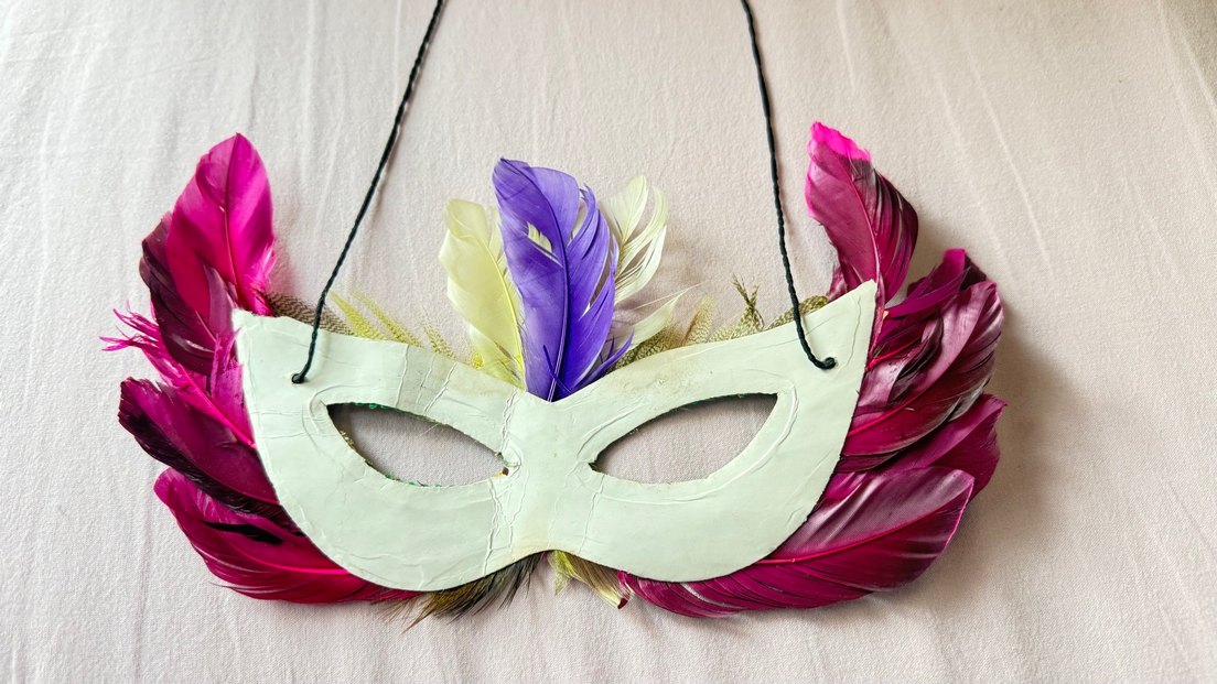 Renkli Tüy Detaylı Kadın Maskesi - Görsel 4