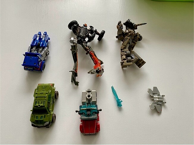 Bir kutu oyuncak transformers