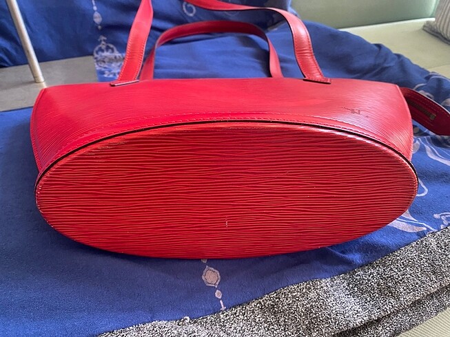 Beden kırmızı Renk Orjinal Louis Vuitton Epi saint quaches