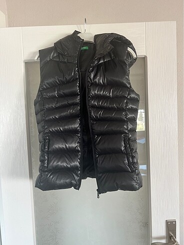 42 Beden siyah Renk Orjinal Benetton Şişme yelek