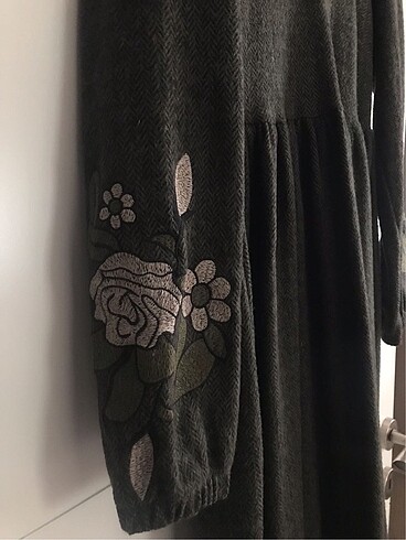 Kolları çiçek nakışlı robalı elbise