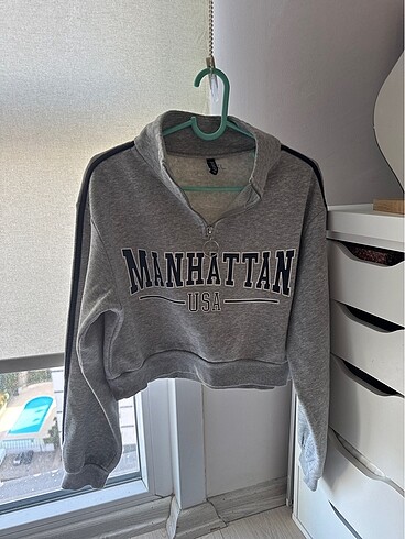 H&M crop sweatshirt