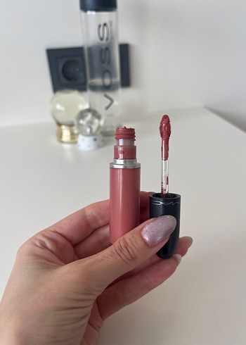 MAC Mat Likit Ruj - Koyu Bej Turuncu 
Tonu - Görsel 2