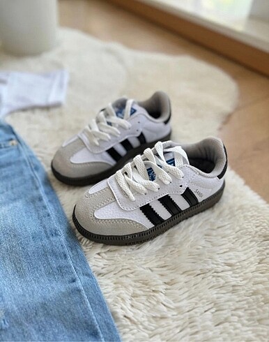33 Beden Adidas Samba Çocuk 27/35 arası mevcut