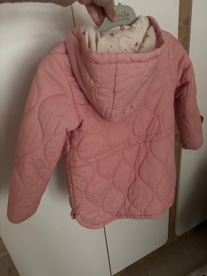 Kız Çocuk Pembe Düğmeli Kapüşonlu Mont - Görsel 3