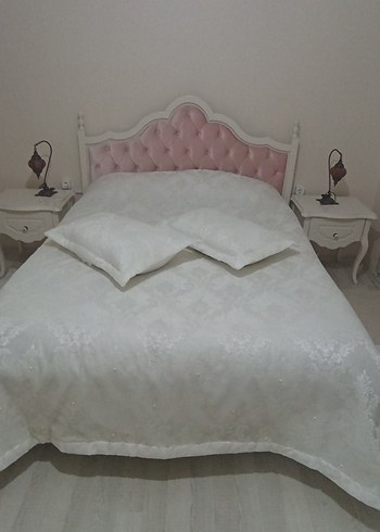 Nakışlı Beyaz Yatak Örtüsü - Görsel 2