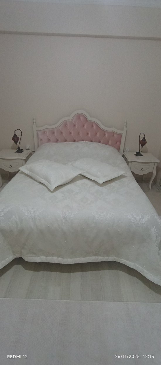 Nakışlı Beyaz Yatak Örtüsü - Görsel 2