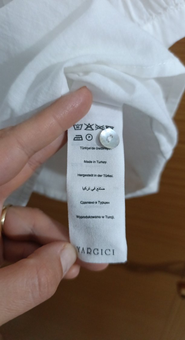 Düğmeli V Yakalı Beyaz Kadın Gömlek - Görsel 3