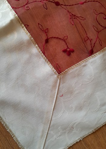 Bordo Nakışlı Masa Örtüsü - Görsel 4