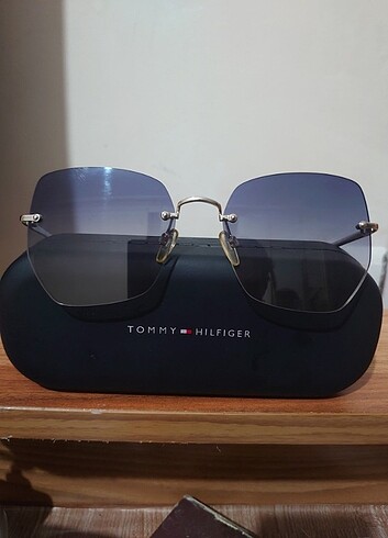 Tommy Hilfiger mavi lacivert guneş gözlüğü 2 defa kullanıldı.