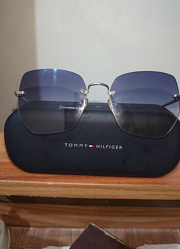 Tommy Hilfiger Tommy Hilfiger mavi lacivert guneş gözlüğü 2 defa kullanıldı.