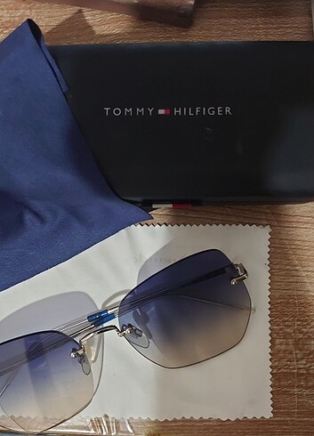  Beden Tommy Hilfiger mavi lacivert guneş gözlüğü 2 defa kullanıldı.