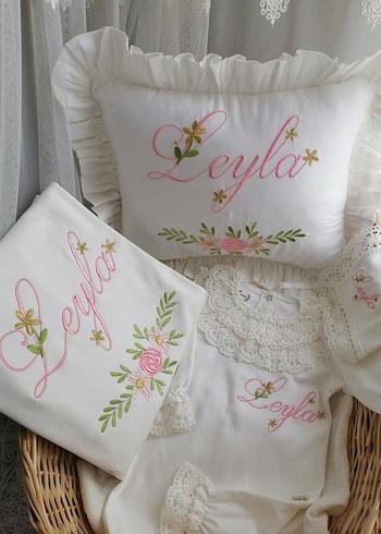 Nakışlı Beyaz Pastel Yastık Kılıfı