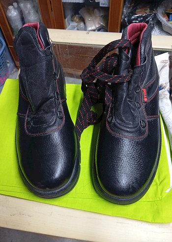 Yardley Siyah Deri Bagcikli İs Botu