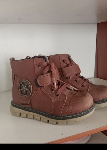 Kahverengi erkek çocuk bot