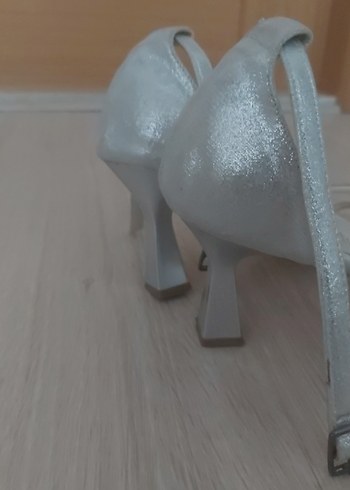 Gri parlak Tokalı Stiletto Kadın Ayakkabı - Görsel 3