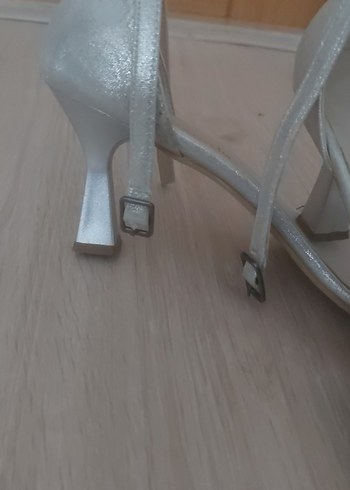 Gri parlak Tokalı Stiletto Kadın Ayakkabı - Görsel 6