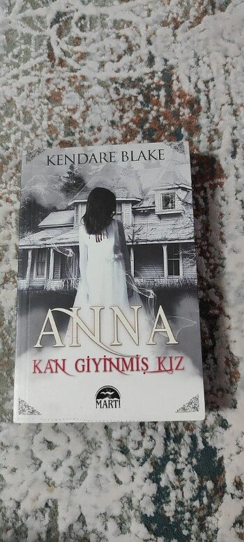 Anna kan giyinmiş kız kendare Blake