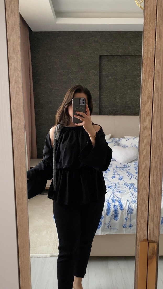 Siyah Kayık Yaka Kemerli Uzun Kollu Bluz - Görsel 2