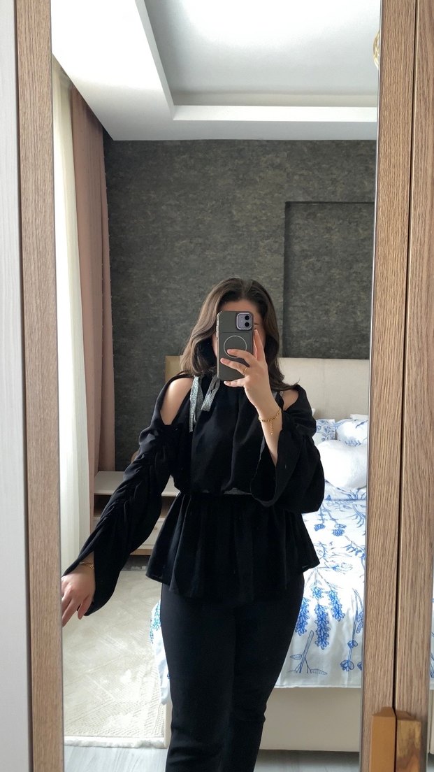 Siyah Kayık Yaka Kemerli Uzun Kollu Bluz - Görsel 3