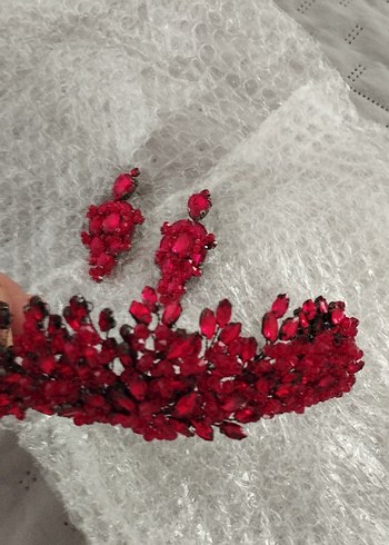 Beden Kırmızı Parlak Kristal Taç