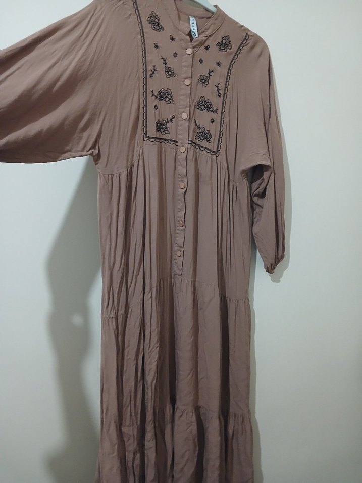 Düğmeli Nakışlı Açık kahve   Uzun Keten Elbise - Görsel 5