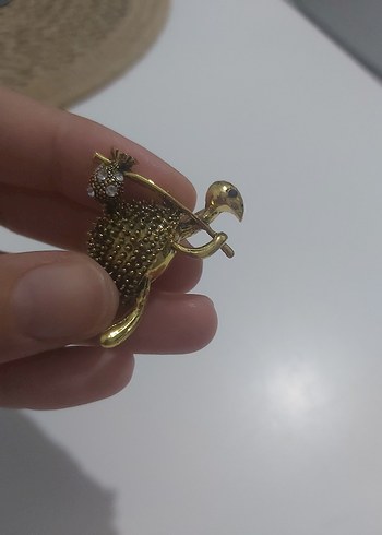 Altın Renkli Pul İşlemeli Vintage Broş