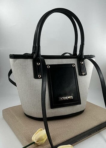 Askılı çapraz çanta 33*20 cm ölçülerinde 