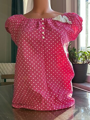 Pembe puantiyeli bluz