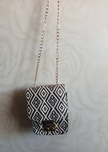 Zincir Detaylı Siyah Beyaz Bohem Çanta - Görsel 2