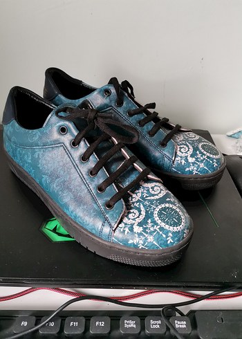 Yüksek Topuklu Mavi Yılan Desenli Bağcıklı Sneakers - Görsel 4