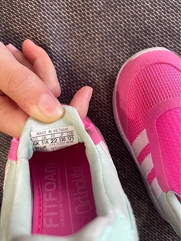 22 Beden Adidas çocuk ayakkabı
