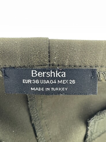 36 Beden çeşitli Renk Bershka Mini Şort %70 İndirimli.
