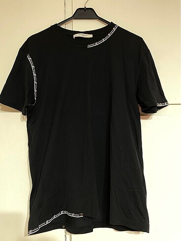 GIVENCHY PARIS UNISEX T-SHIRT.