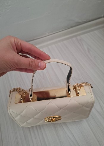 Zincir Detaylı Beyaz Kadın Çanta - Görsel 2