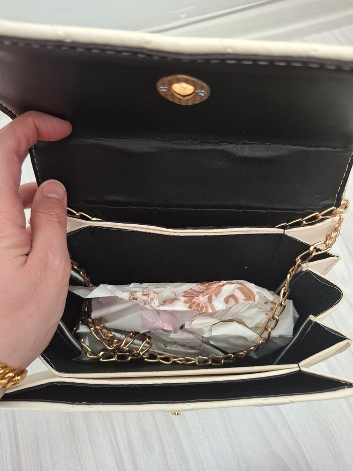 Zincir Detaylı Beyaz Kadın Çanta - Görsel 4