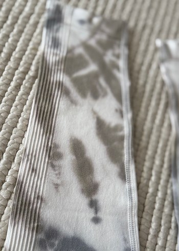 Gri Batik Desenli Kadın Tayt - Görsel 4