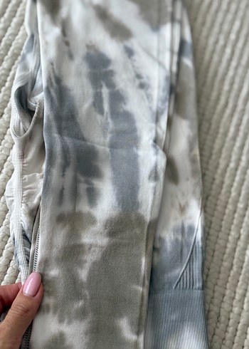 Gri Batik Desenli Kadın Tayt - Görsel 2