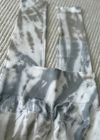 Gri Batik Desenli Kadın Tayt - Görsel 3