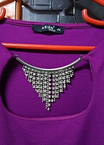 Rengiyle muhteşem duran bir elbise - Görsel 4